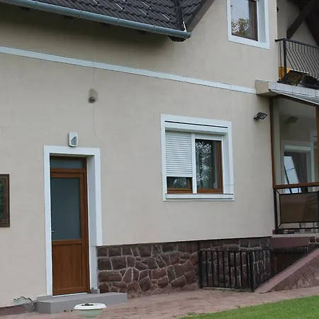 Marta 巴拉顿诺尔马迪